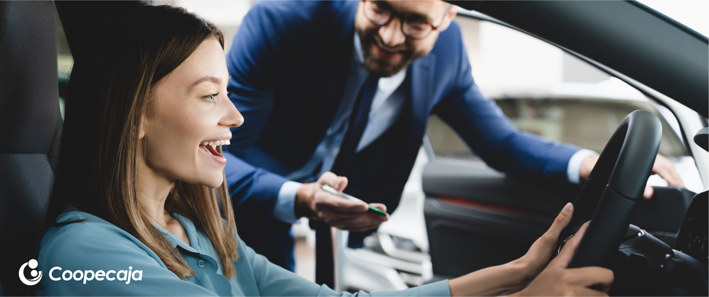 mujer feliz en auto nuevo