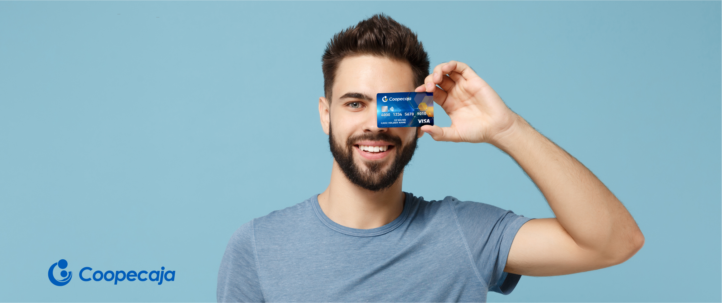 Hombre feliz con tarjeta débito