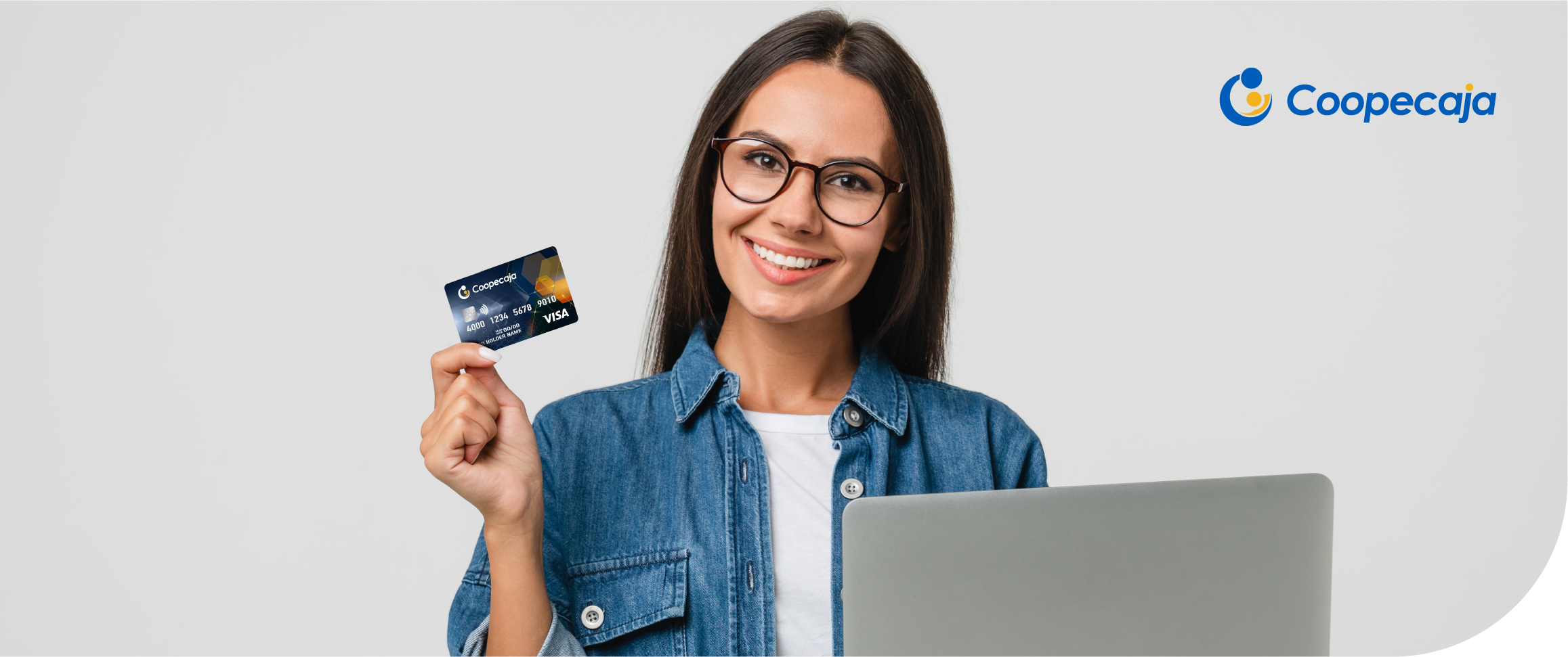 mujer feliz con computadora y tarjeta de crédito