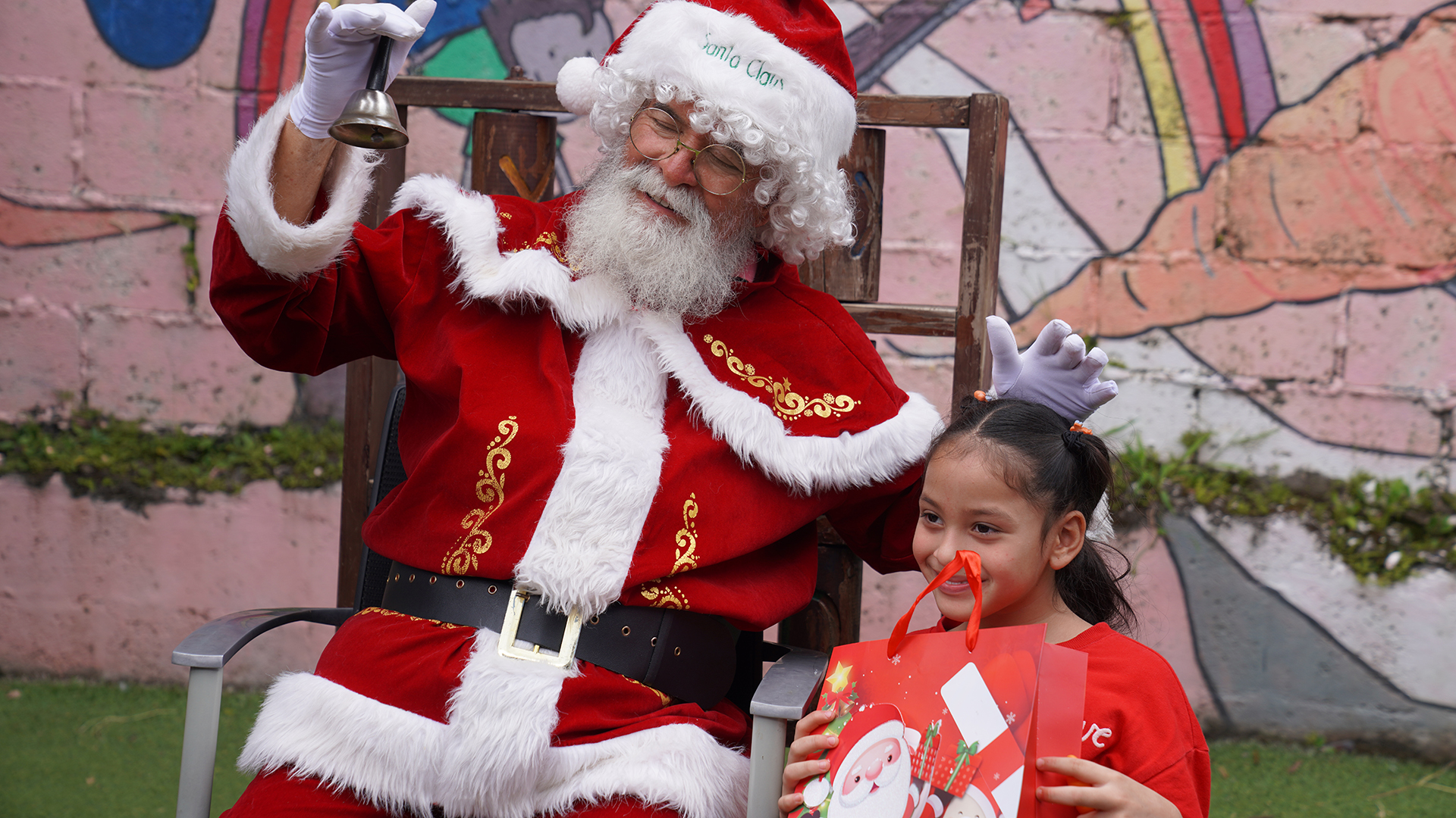 Santa dando regalos