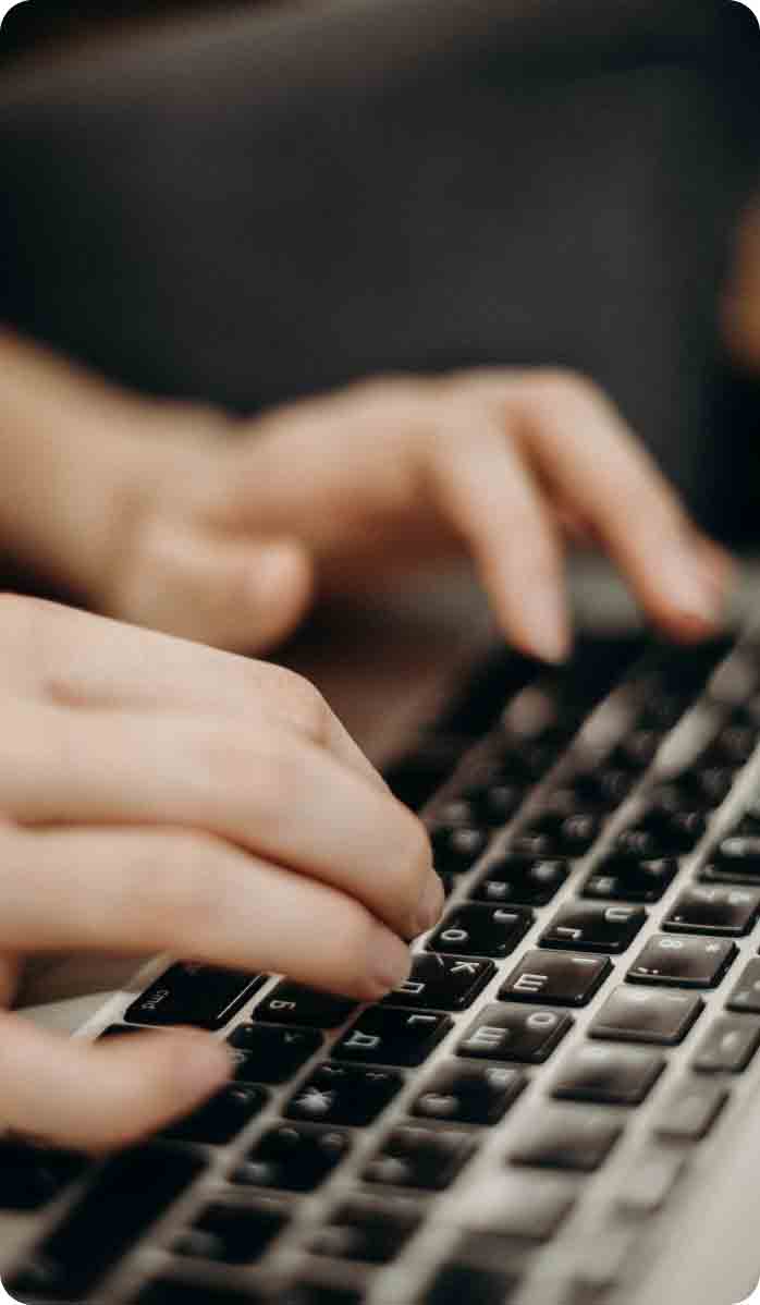 Manos en un teclado escribiendo