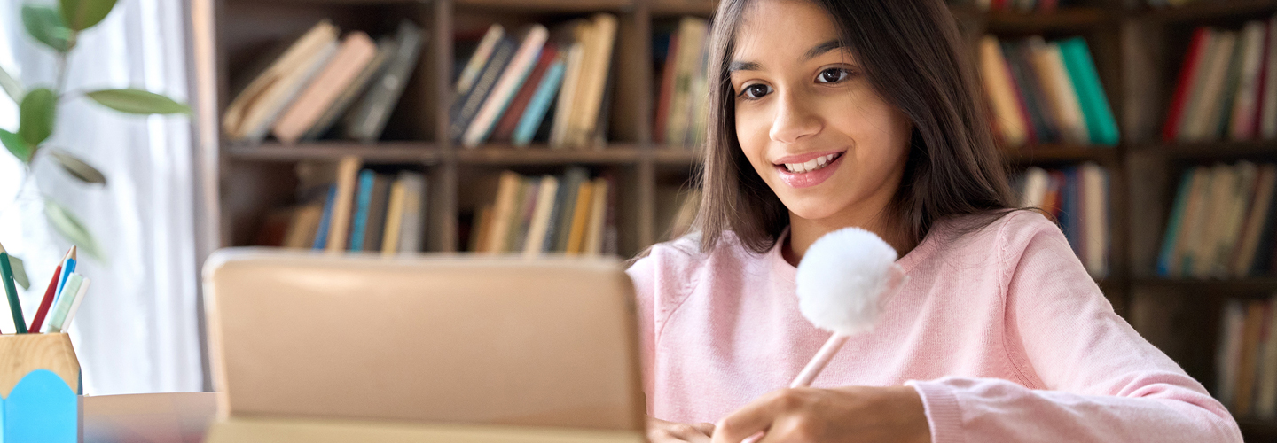 Foto niña estudiando