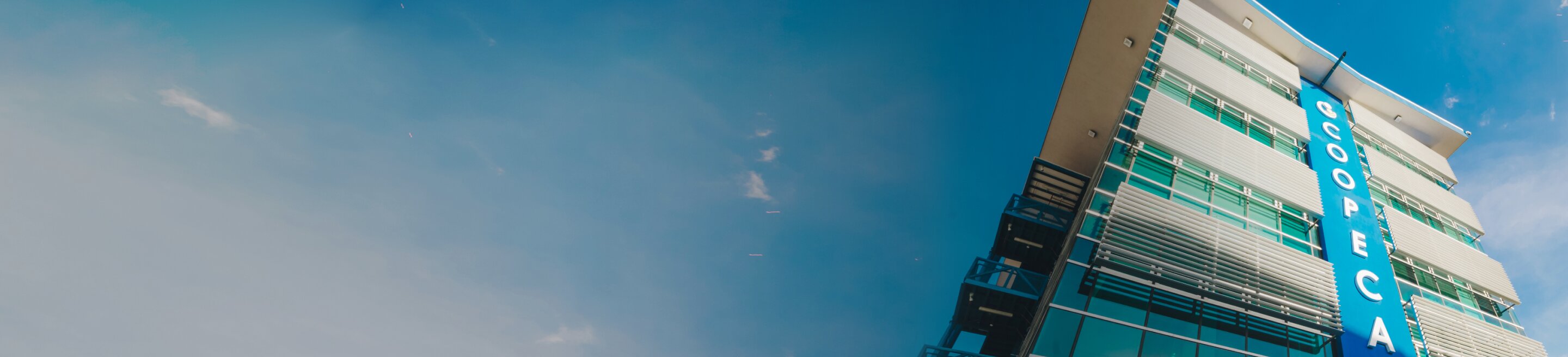 Edificio de Coopecaja con el cielo de fondo