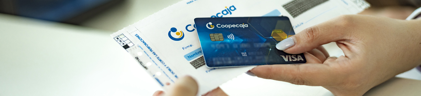 Persona pagando en un datáfono con tarjeta de Coopecaja