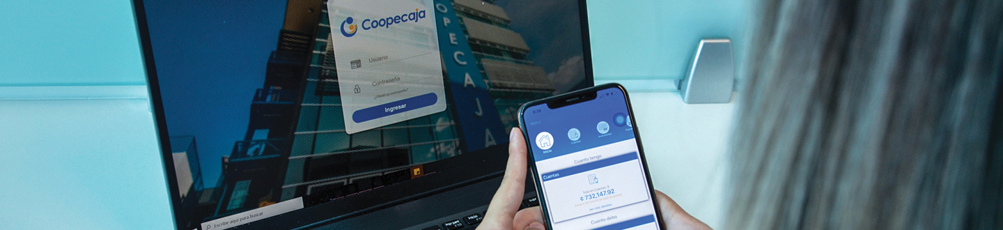 Mujer utilizando la web y aplicación de Coopecaja Virtual